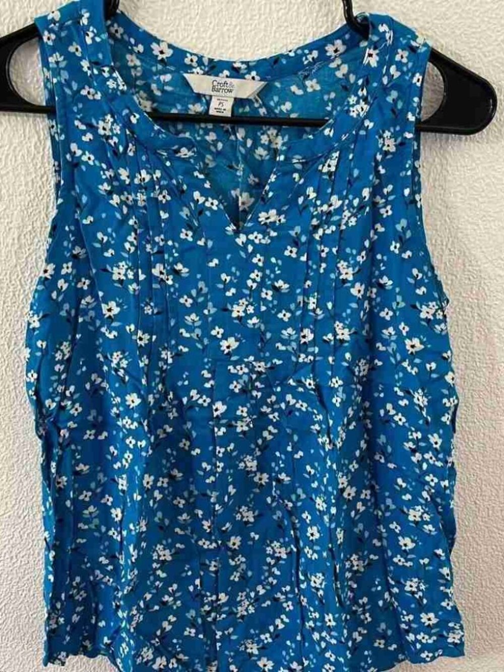 Croft & Barrow Blue Floral Sleeveless V-Neck Tank Top